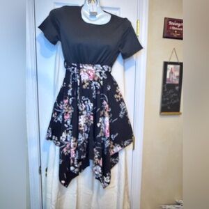 NWT🏷️Girl’s 👧🏻 Black Floral 💐 Handkerchief Hem Dress 👗 Sz 10-11 Y